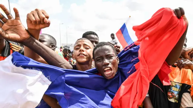 Un homme agitant un drapeau russe lors d'une manifestation à Niamey, au Niger, en soutien aux juntes militaires