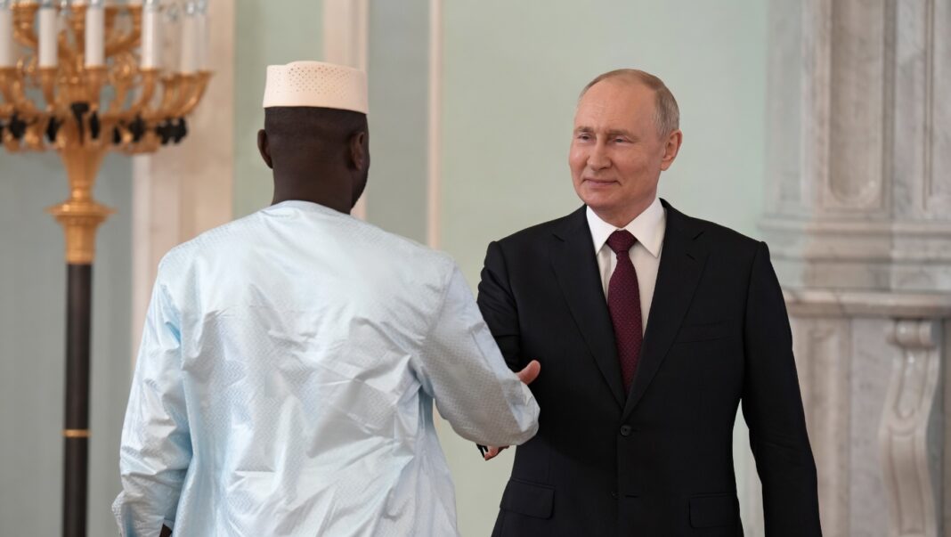 Vladimir Poutine, président russe, et Assimi Goita, président malien, lors d'une rencontre officielle