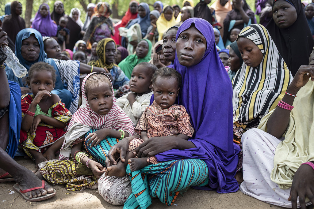 Distribution d'aide alimentaire au Nigéria, illustration de l'urgence humanitaire