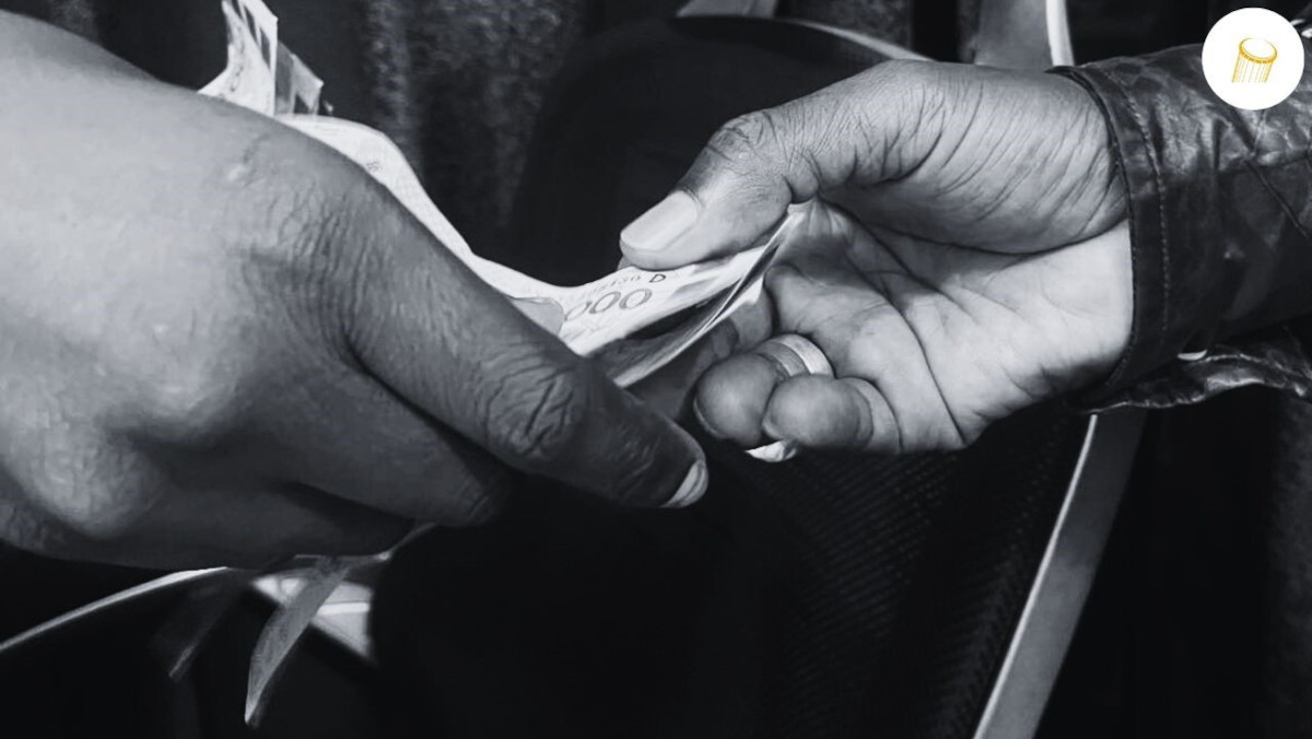 Échange de billets entre deux personnes illustrant la corruption au Mali
