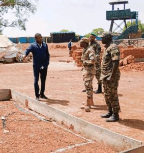 Faure Gnassingbé en discussion avec les militaires
