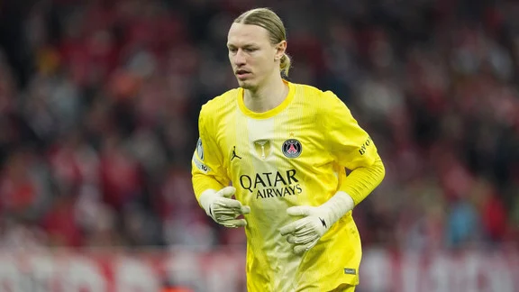 Matvey Safonov, gardien du PSG, en action lors d'un match