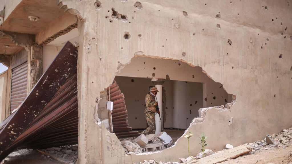Un soldat du Front national de libération de l'Azawad (FLA) dans un bâtiment endommagé à Kidal, le 9 mai 2026.