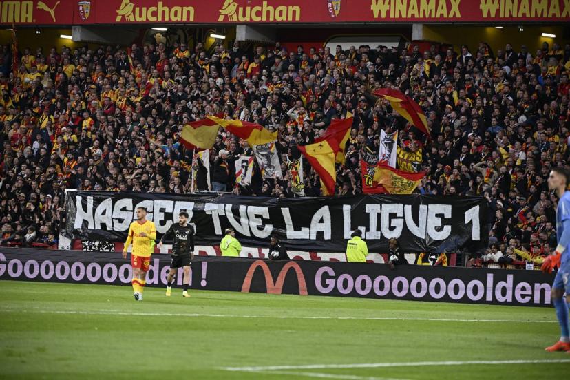 La banderole déployée par les supporters de Lens. (S.&nbsp;Mantey/L'Equipe)