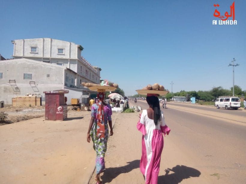 Femmes vendeuses ambulantes et enfants au Tchad