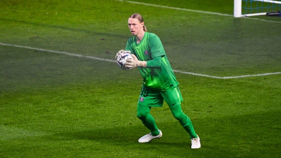 Matvey Safonov devant les buts du PSG