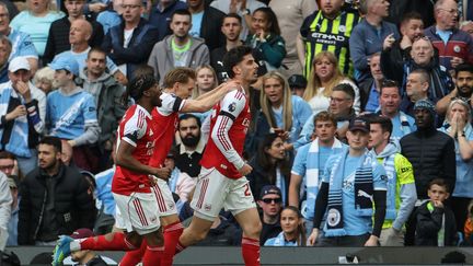 Noni Madueke, Martin Odegaard et Kai Havertz célèbrent leur but avec les supporters d'Arsenal