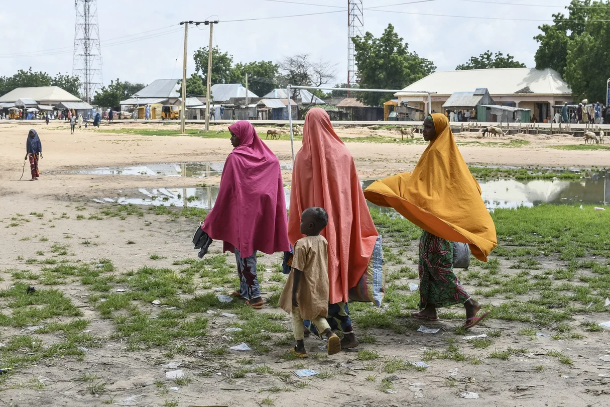 Des villageois et des familles endeuillées parcourent les rues de Babban Gide après une attaque attribuée à Boko Haram. Au moins 81 personnes ont péri lors de cette attaque dans l'État de Yobe, situé au nord-est du Nigeria, selon les autorités locales. Les assaillants, équipés d'armes légères et de lance-roquettes, ont pris pour cible le quartier de Mafa un dimanche en fin d'après-midi à bord de plus de 50 motos.