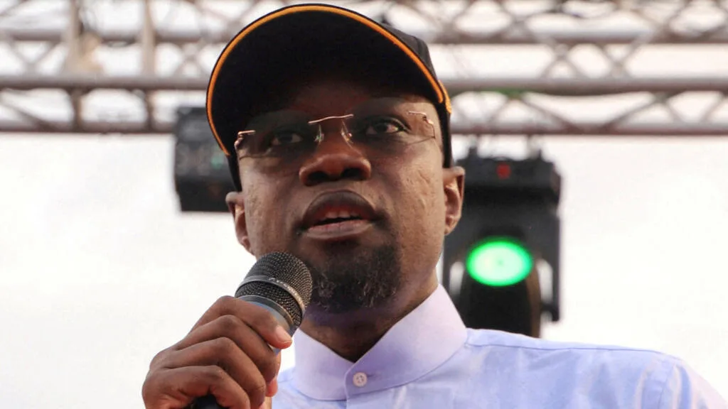Ousmane Sonko s'exprimant lors d'une conférence de presse