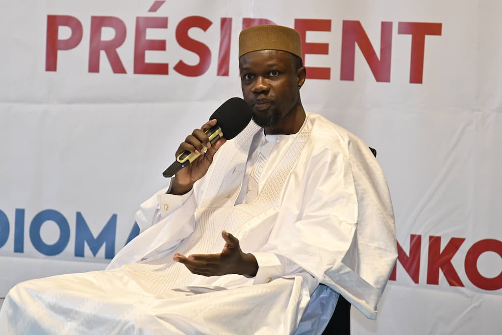 Le Premier ministre Ousmane Sonko s'exprimant au Parlement sénégalais contre la pression occidentale