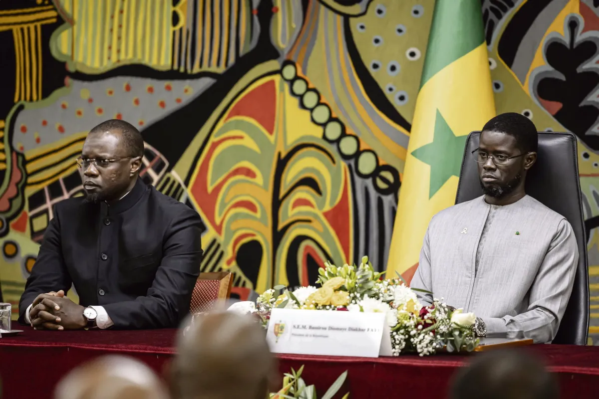 Portrait officiel du président sénégalais Bassirou Diomaye Faye et de son ex-premier ministre Ousmane Sonko lors de leur alliance politique