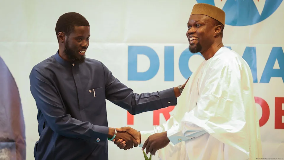 Ousmane Sonko et Bassirou Diomaye Faye lors d'un meeting électoral au Sénégal