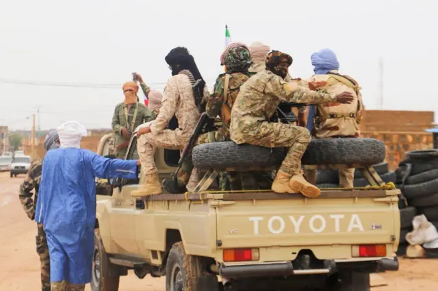 Des combattants de la Coordination des mouvements de l'Azawad (CMA) patrouillent dans la ville lors du Congrès pour la fusion des mouvements à Kidal, le 28 août 2022.