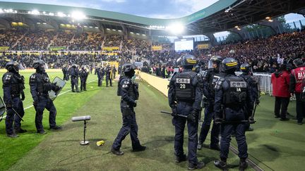 Des CRS sur la pelouse du stade de la Beaujoire, le 17 mai 2026 lors du match de Ligue 1 entre Nantes et Toulouse.