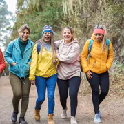 La marche peut se pratiquer en groupe ou bien tout seul, selon les préférences de chacun. © DisobeyArt, Adobe Stock