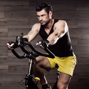 Le choix d'un vélo elliptique à moins de 500 € peut vous aider à perdre du poids ou à améliorer votre condition physique © romanolebedev, Adobe Stock