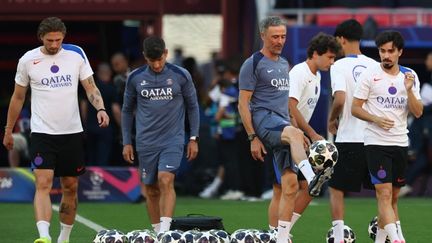 Luis Enrique entouré des joueurs du psg lors d'une séance d'entraînement avant la finale de la ligue des champions