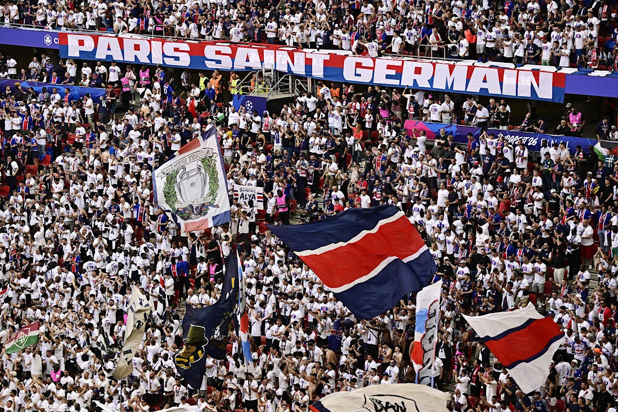 vue aérienne du Parc des Princes rempli de supporters avant un match de football