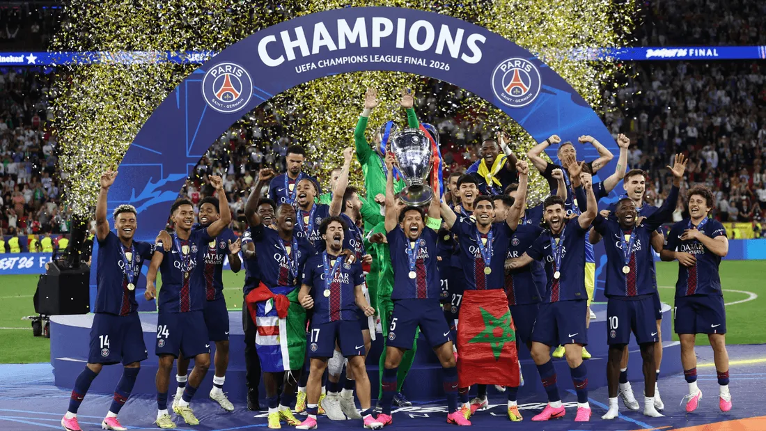 Les joueurs du PSG soulèvent fièrement la Coupe aux grandes oreilles pour la deuxième fois consécutive