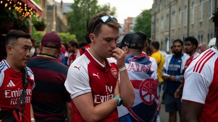 La déception des supporters d'Arsenal, à Londres, après la défaite en finale de la Ligue des champions, le 30 mai 2026, face au PSG.