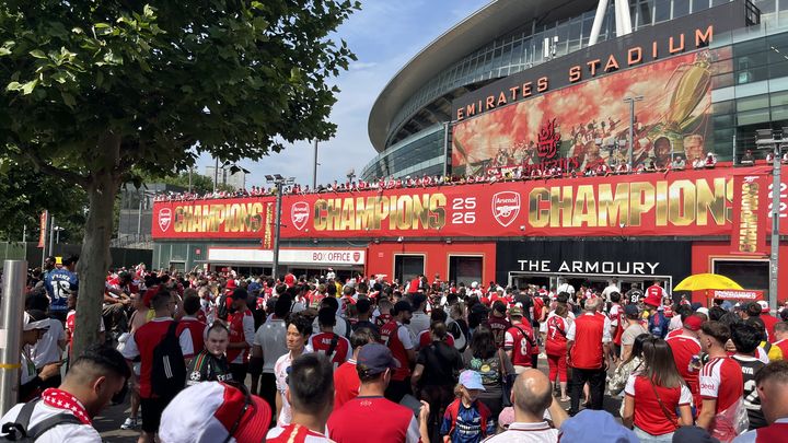 Les supporters d'Arsenal réunis à l'Emirates Stadium de Londres, le 30 mai 2026