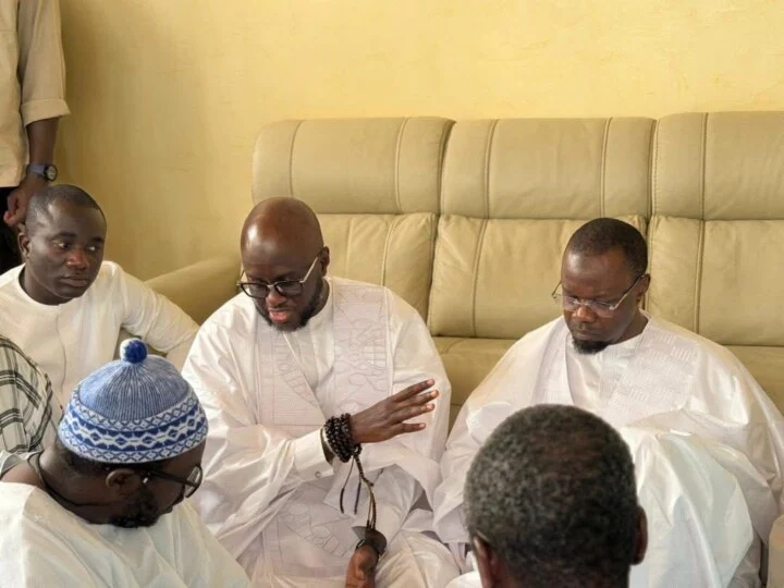 Touba : Ousmane Sonko en pleurs lors de son hommage à Serigne Cheikh Saliou Mbacké