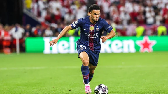 Warren Zaïre-Emery en action lors d'un match du PSG