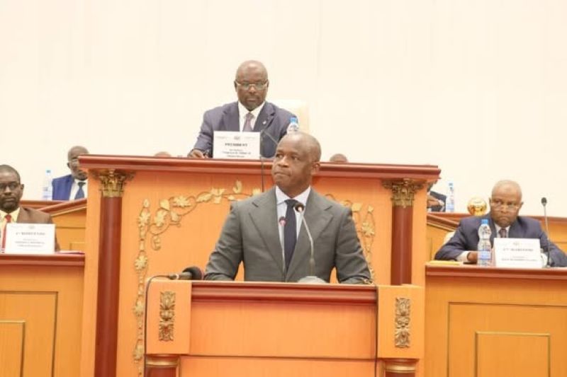 Hermann Immongault s'exprimant devant les députés à l'Assemblée nationale gabonaise