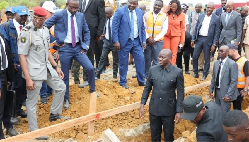 Le président gabonais Oligui Nguema lors de l'inauguration d'un chantier de logements sociaux à Bikélé-Nzong