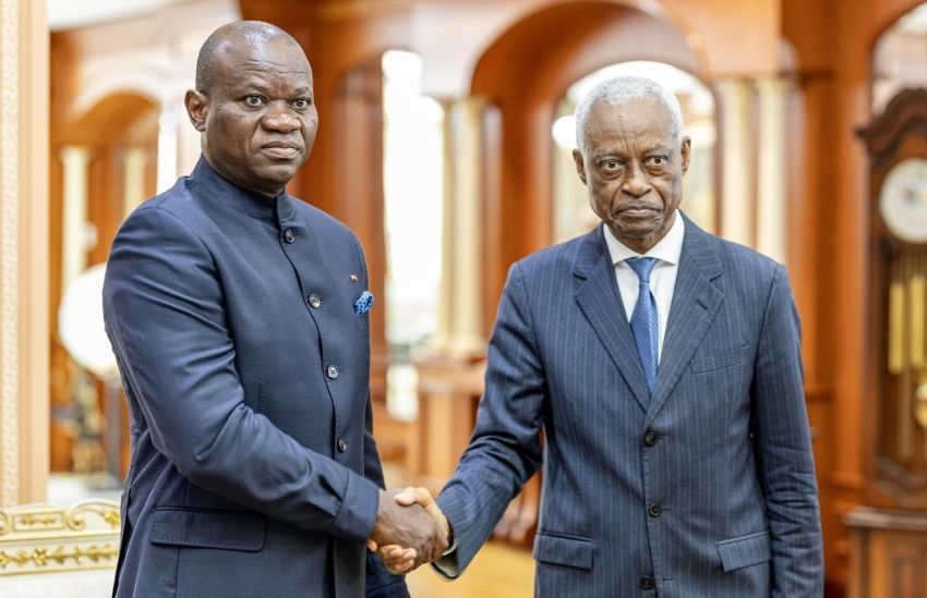 Le président gabonais Oligui Nguema recevant le maire de Libreville Eugène Mba au palais présidentiel