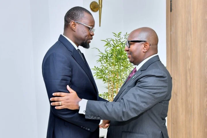 Ousmane Sonko et Jean-Michel Sama Lukonde Kyenge lors de leur rencontre à l'Assemblée nationale
