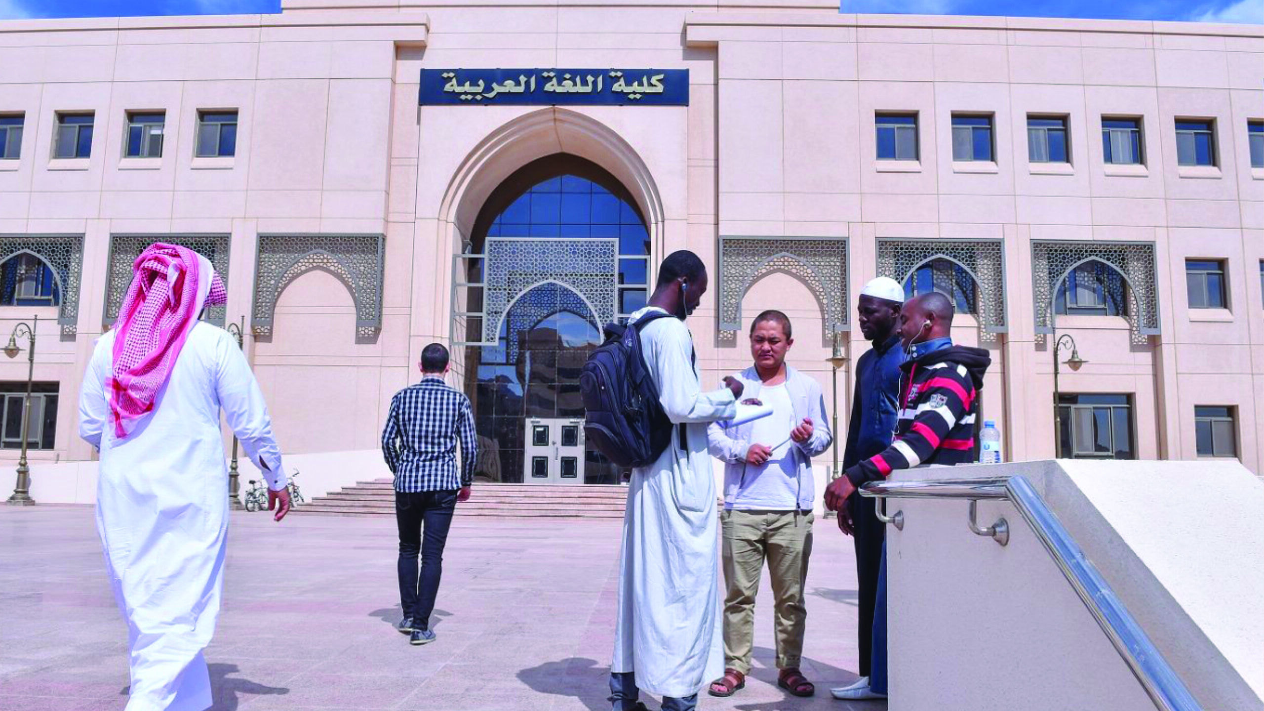 Mosquée moderne en Arabie saoudite illustrant l'expansion religieuse