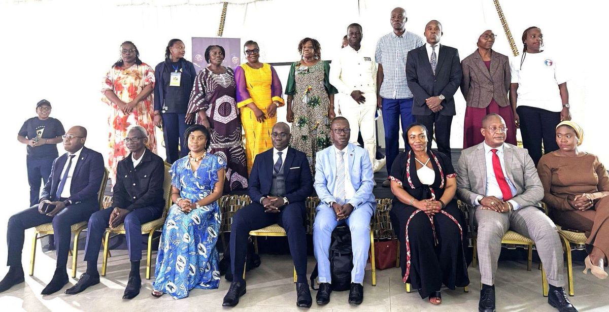 Côte d’Ivoire : des employés domestiques souriants lors d’un événement professionnel