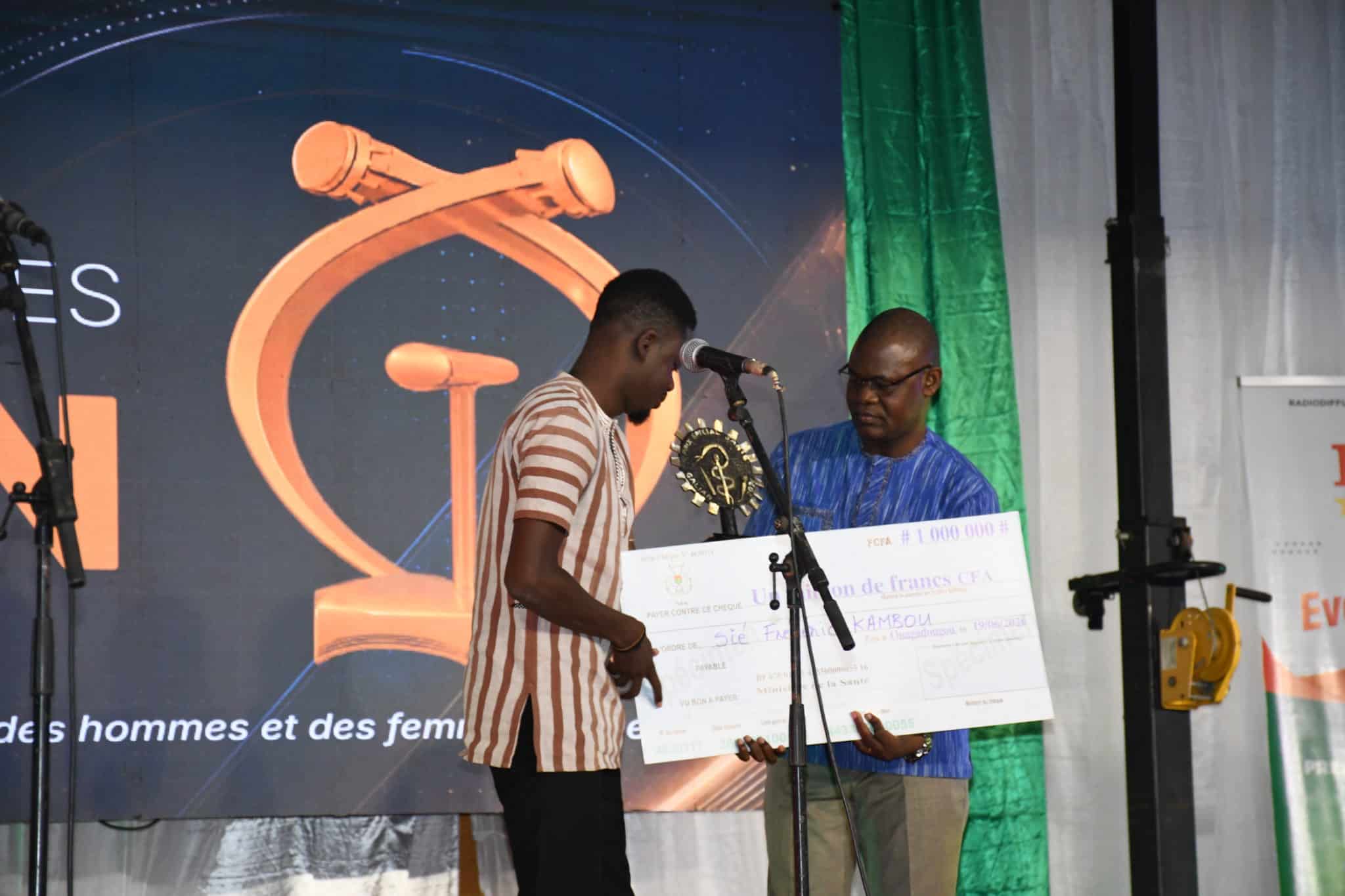 Sié Frédéric Kambou recevant son prix aux Galian 2026
