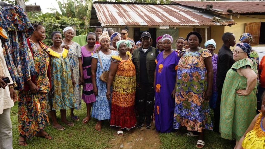 La ministre du Tourisme durable et de l’Artisanat, Marcelle Ibinga, échange avec des femmes locales dans la province du Woleu-Ntem