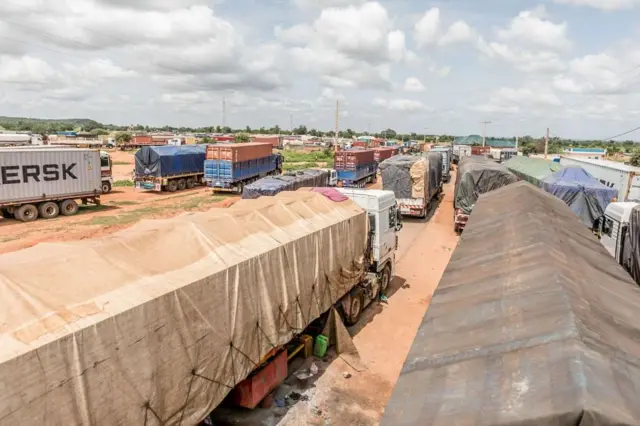 Files de camions bloqués à la frontière entre le Bénin et le Niger, illustrant l'impact de la fermeture prolongée