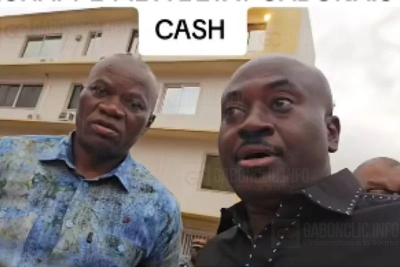 Le président gabonais et le journaliste Chamberland Moukouama lors d'un échange informel