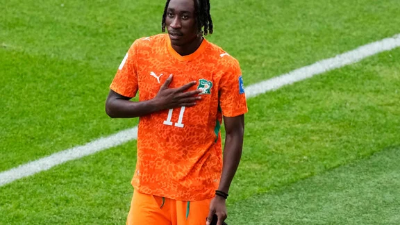 Yan Diomandé en discussion avec un ballon sous le bras