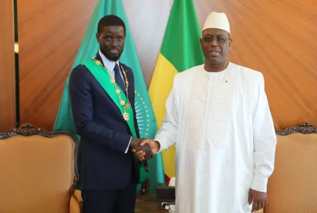 Bassirou Diomaye Faye et Macky Sall lors de la passation de pouvoir