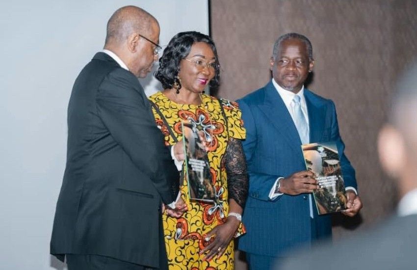 La ministre du Tourisme durable et de l'Artisanat entourée du Vice-président de la République et du Vice-président du gouvernement