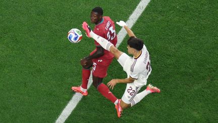 Le latéral portugais Nuno Mendes à la lutte avec un joueur espagnol lors du choc des 8es de finale de la Coupe du monde 2026 entre l'Espagne et le Portugal