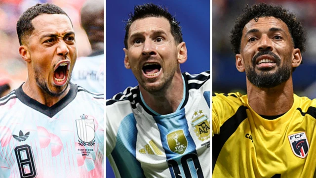 Les stars du football Youri Tielemans, Lionel Messi et le gardien capverdien Vozinha
