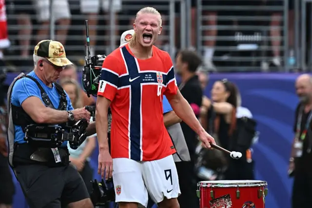 Erling Braut Haaland, star norvégienne, célèbre un but en Coupe du monde