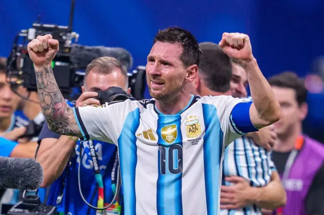 Lionel Messi, icône de l'Argentine, célèbre une victoire en Coupe du monde