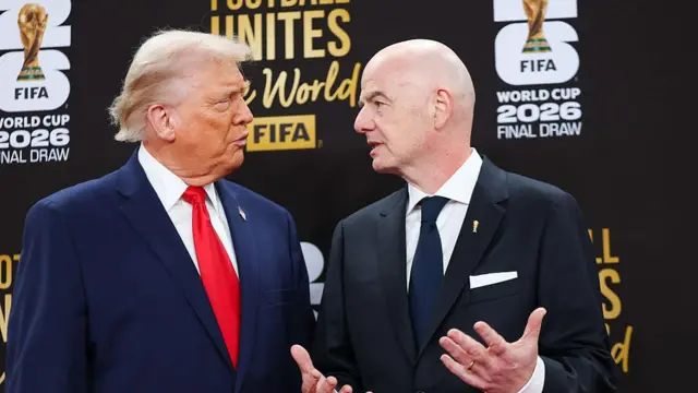 Donald Trump et Gianni Infantino discutent lors du Mondial 2026