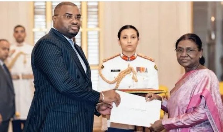 ambassadeur gabonais remettant ses lettres de créance à la présidente indienne
