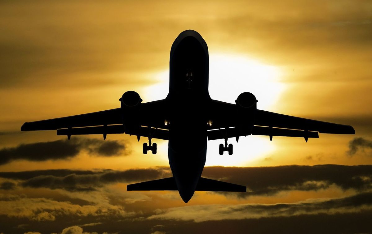 Avion en vol symbolisant la future liaison aérienne entre le Tchad et la Libye