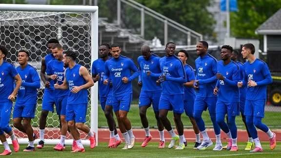 Lucas Digne en discussion avec ses coéquipiers en équipe de France