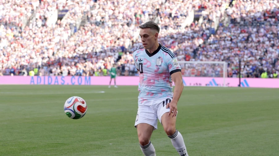 Leandro Trossard en train de signer son contrat avec Besiktas
