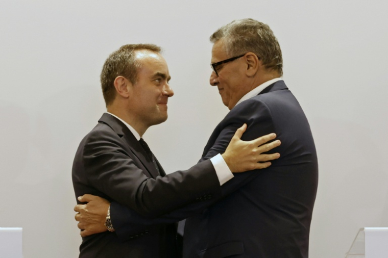 Sébastien Lecornu et Aziz Akhannouch échangent une poignée de main chaleureuse à l'issue de leur rencontre